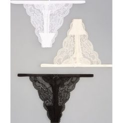 Koronkowe stringi 3 pack - Kremowy. Białe stringi damskie Reserved, s, bez wzorów, z koronki. Za 39,99 zł.
