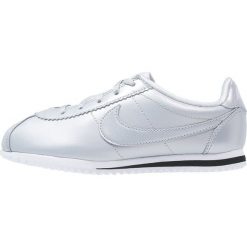 Trampki chłopięce: Nike Sportswear CORTEZ SE Tenisówki i Trampki metallic platinum/pure platinum