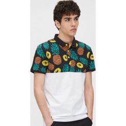 Koszulka polo w ananasy - Biały. Białe koszulki męskie Cropp, s, bez wzorów, bez rękawów. Za 59,99 zł.