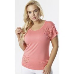 Różowa Bluzka Thalura. Różowe bluzki damskie Born2be, xl, z haftami, z dzianiny, glamour, z okrągłym kołnierzem, z krótkim rękawem. Za 39,99 zł.