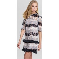 Biało-Granatowa Sukienka In Harmony With Nature. Białe sukienki damskie other, s, z aplikacjami, ze stójką, bez rękawów, mini. Za 134,99 zł.