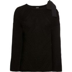 Sweter z kokardą bonprix czarny. Czarne swetry klasyczne damskie bonprix, z dzianiny, z asymetrycznym kołnierzem. Za 79,99 zł.