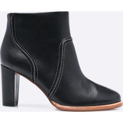 Clarks - Botki. Czarne buty zimowe damskie marki Clarks, z materiału, na obcasie. W wyprzedaży za 269,90 zł.
