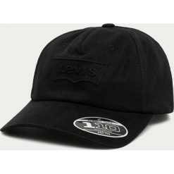 Levi's - Czapka. Czarne czapki damskie Levi's®, z aplikacjami, z elastanu. W wyprzedaży za 119,90 zł.