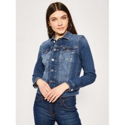 Kurtka jeansowa Tommy Jeans Trucker DW0DW08152. Niebieskie kurtki damskie Tommy Jeans, s, bez wzorów, z elastanu, bez kaptura. W wyprzedaży za 349,00 zł.