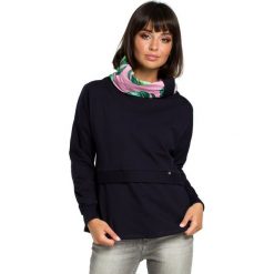 Bluza z wysokim kołnierzem we wzor - granatowa. Bluzy damskie BE, z elastanu, bez kaptura. W wyprzedaży za 169,00 zł.