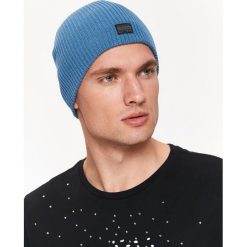 CZAPKA MĘSKA Z CIENKIEJ DZIANINY. Niebieskie czapki męskie Top Secret, na zimę, bez wzorów, z dzianiny. W wyprzedaży za 9,99 zł.