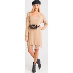 SUKIENKA TWINSET. Żółte sukienki damskie Twinset, na co dzień, xs, w koronkowe wzory, z wełny, bez kołnierzyka, bez rękawów, mini, proste. Za 1209,00 zł.