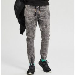 Jeansy jogger z przeszyciami - Szary. Szare jeansy męskie Cropp, m, bez wzorów. Za 139,99 zł.