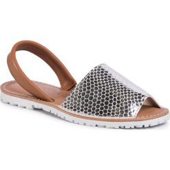 Sandały TAMARIS - 1-28916-24 Silver Str. 970. Szare klapki damskie Tamaris, bez wzorów, ze skóry, bez obcasa. W wyprzedaży za 109,00 zł.