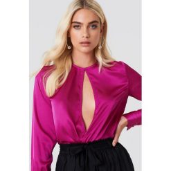 Andrea Hedenstedt x NA-KD Satynowa bluzka z rozcięciem - Pink. Różowe bluzki damskie marki Andrea Hedenstedt x NA-KD, bez wzorów, z poliesteru, z okrągłym kołnierzem, bez rękawów. W wyprzedaży za 48,58 zł.