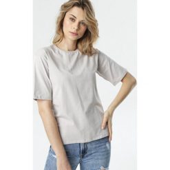 Szary T-shirt Crialacia. Szare bluzki damskie Born2be, s, bez wzorów, z dzianiny, z okrągłym kołnierzem, bez rękawów. Za 54,99 zł.