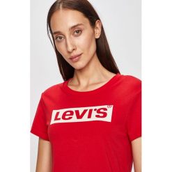 Levi's - T-shirt. Czerwone bluzki damskie Levi's®, s, z nadrukiem, z bawełny, z okrągłym kołnierzem. W wyprzedaży za 59,90 zł.
