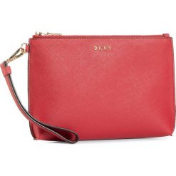 Torebka DKNY - R03R1K50 Bright Red 8RD. Czerwone torebki klasyczne damskie DKNY, bez wzorów, ze skóry ekologicznej, eleganckie, bez dodatków. Za 349,00 zł.