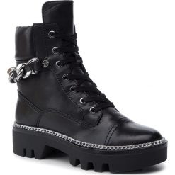 Trapery GUESS - Domain FL7DOM LEA10 BLACK. Czarne trapery damskie Guess, ze skóry ekologicznej, bez obcasa, bez zapięcia. Za 739,00 zł.