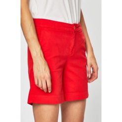 Tommy Jeans - Szorty. Białe szorty damskie Tommy Jeans, bez wzorów, z elastanu, casualowe. W wyprzedaży za 179,90 zł.