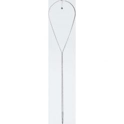 Srebrny naszyjnik choker z wiszącą ozdobą. Szare naszyjniki damskie Pull&Bear, srebrne. Za 39,90 zł.