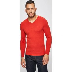 Tom Tailor Denim - Sweter. Czerwone swetry męskie TOM TAILOR DENIM, s, bez wzorów, z bawełny, bez kołnierzyka, bez kaptura. W wyprzedaży za 89,90 zł.