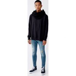 Jeansy super skinny fit z przetarciami. Niebieskie jeansy męskie marki Pull&Bear, m, bez wzorów. Za 129,00 zł.