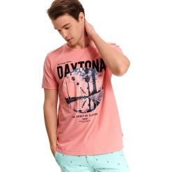 T-shirt z nadrukiem. Różowe t-shirty męskie Top Secret, na lato, m, z nadrukiem, z bawełny, klasyczne, z okrągłym kołnierzem, krótkie. W wyprzedaży za 34,99 zł.