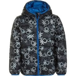 Benetton Kurtka zimowa dark grey. Szare kurtki męskie Benetton, na zimę, z poliesteru. W wyprzedaży za 135,20 zł.