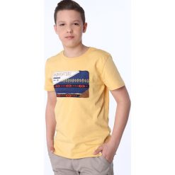 T-shirt chłopięcy z haftowaną aplikacją miodowy NDZ47002. Pomarańczowe t-shirty chłopięce Fasardi, z haftami, bez rękawów. Za 39,00 zł.