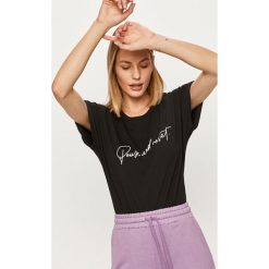 Answear - T-shirt Answear Lab. Czarne bluzki damskie ANSWEAR, s, z nadrukiem, z bawełny, casualowe, z okrągłym kołnierzem. Za 59,90 zł.