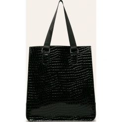 Vero Moda - Torebka. Czarne torebki klasyczne damskie Vero Moda, bez wzorów, z materiału, casualowe, na ramię, duże, bez dodatków. Za 129,90 zł.