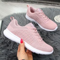 Buty sportowe damskie różowe American Club - różowy. Różowe buty sportowe damskie American CLUB, bez wzorów, sportowe. Za 99,99 zł.