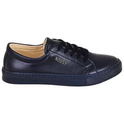 Sneakersy w kolorze granatowym. Niebieskie sneakersy damskie Noosy, bez wzorów, na sznurówki. W wyprzedaży za 149,95 zł.