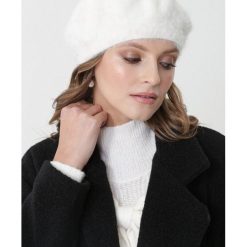 Kremowy Beret Ayers. Brązowe berety damskie Born2be, bez wzorów, z dzianiny. Za 59,99 zł.