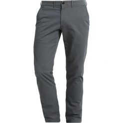 Abercrombie & Fitch SLIM BASIC Spodnie materiałowe grey. Szare rurki męskie marki Abercrombie & Fitch, z elastanu. Za 349,00 zł.