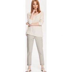 SWETER DŁUGI RĘKAW DAMSKI LUŹNY. Brązowe swetry oversize damskie marki Top Secret, ze lnu, biznesowe. W wyprzedaży za 49,99 zł.