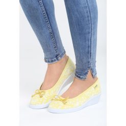 Żółte Koturny Dollar Dream. Żółte buty ślubne damskie marki Born2be, w kwiaty, na koturnie. Za 49,99 zł.