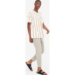 Koszulka z piki w pomarańczowe pionowe paski. Białe koszulki męskie Pull&Bear, m, w paski, bez kołnierzyka, z krótkim rękawem, krótkie. Za 59,90 zł.
