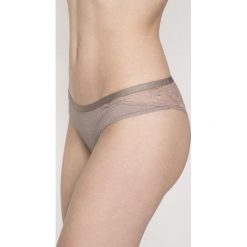 Triumph - Brazyliany Magic Wire Lite. Pomarańczowe figi damskie marki Triumph, z elastanu. W wyprzedaży za 69,90 zł.