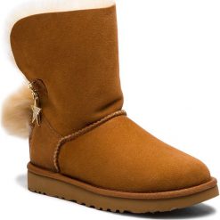 Buty UGG - W Classic Charm Boot 1095717 W/Che. Brązowe buty zimowe damskie marki Ugg, ze skóry, na niskim obcasie. Za 1129,00 zł.