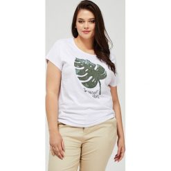 Bawełniany t-shirt z cekinami. Białe bluzki damskie Moodo, bez wzorów, z elastanu, klasyczne, z okrągłym kołnierzem. Za 49,99 zł.