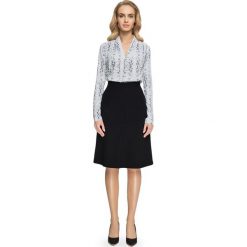 ISABELLE Spódnica z geometrycznymi przeszyciami - czarna. Czarne spódniczki damskie Stylove, s, z nadrukiem, z elastanu, krótkie, mini. W wyprzedaży za 109,00 zł.