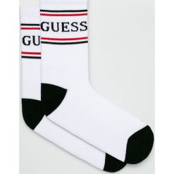 Guess Jeans - Skarpetki. Białe skarpetki damskie Guess Jeans, z aplikacjami, z elastanu. W wyprzedaży za 29,90 zł.