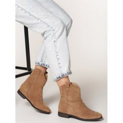 Khaki Kowbojki Hedgemoor. Brązowe koturny damskie Born2be, bez obcasa, na koturnie, bez zapięcia. W wyprzedaży za 124,99 zł.