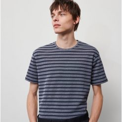 T-shirt ze strukturalnej dzianiny - Czerwony. Czerwone t-shirty męskie Reserved, s, bez wzorów, z dzianiny, bez kołnierzyka. W wyprzedaży za 19,99 zł.