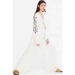 Długi kombinezon z haftami na rękawach. Szare kombinezony damskie Pull&Bear, z haftami, z długim rękawem, długie. Za 139,00 zł.