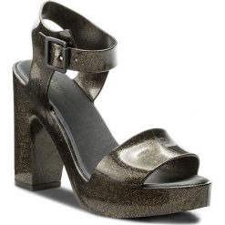 Sandały MELISSA - Mar Heel Ad 31951 Glitter Black 03814. Czarne klapki damskie Melissa, bez wzorów, z tworzywa sztucznego, bez obcasa, na obcasie. W wyprzedaży za 339,00 zł.