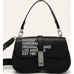 Guess Jeans - Torebka. Czarne listonoszki damskie Guess Jeans, w paski, z bawełny, na ramię, małe, z nadrukiem, bez dodatków. Za 629,90 zł.