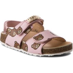 Sandały MOSCHINO - 26004 M1 Vitello St.Toy Rosa. Różowe sandały dziewczęce marki MOSCHINO, ze skóry, bez zapięcia. W wyprzedaży za 429,00 zł.