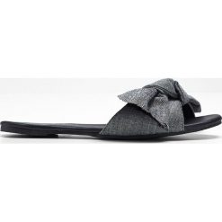 Klapki bonprix czarny. Czarne klapki damskie bonprix, bez wzorów, bez obcasa. Za 59,99 zł.