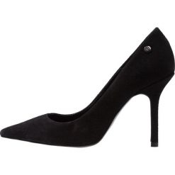 Trussardi Jeans DECOLLETE THIN Szpilki black. Czarne czółenka damskie Trussardi Jeans, bez wzorów, z jeansu, klasyczne, bez obcasa, na szpilce, bez zapięcia. Za 669,00 zł.