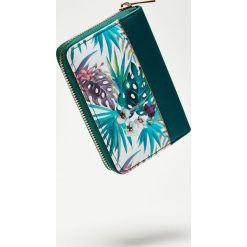 Portfelik w kolorowe kwiaty. Szare portfele damskie Moodo, w kwiaty, ze skóry ekologicznej. Za 29,99 zł.