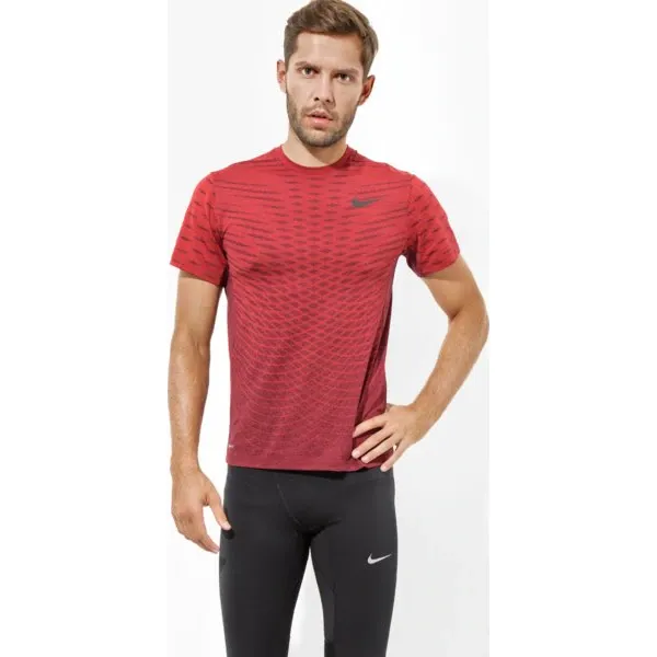 Nike Koszulka Ss Ultimate Dry Top Ss , czerwony, rozmiar L. Czerwone koszulki męskie Nike, m, bez wzorów, z poliesteru, bez kołnierzyka, z krótkim rękawem, krótkie. W wyprzedaży za 119,99 zł.